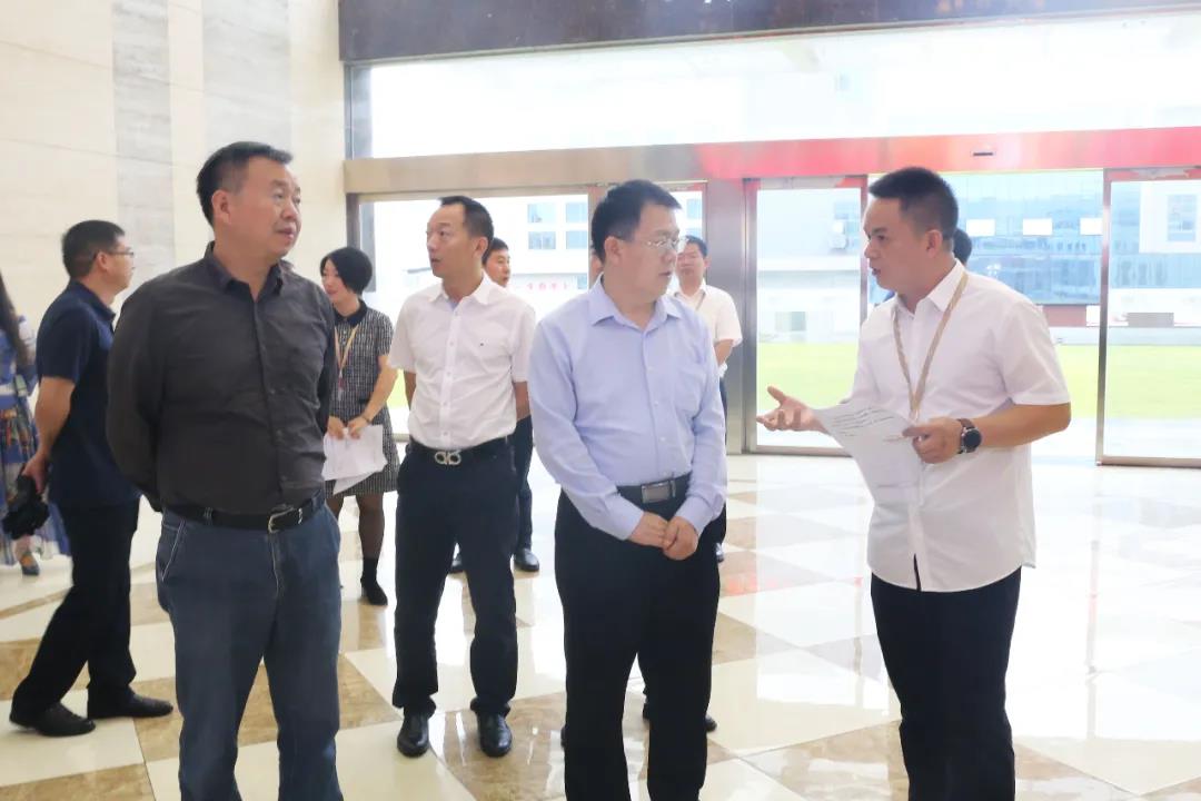 國(guó)家發(fā)改委副司長(zhǎng)邱天朝蒞臨聰廚調(diào)研指導(dǎo)工作 國(guó)家發(fā)改委副司長(zhǎng)邱天朝蒞臨聰廚調(diào)研指導(dǎo)工作