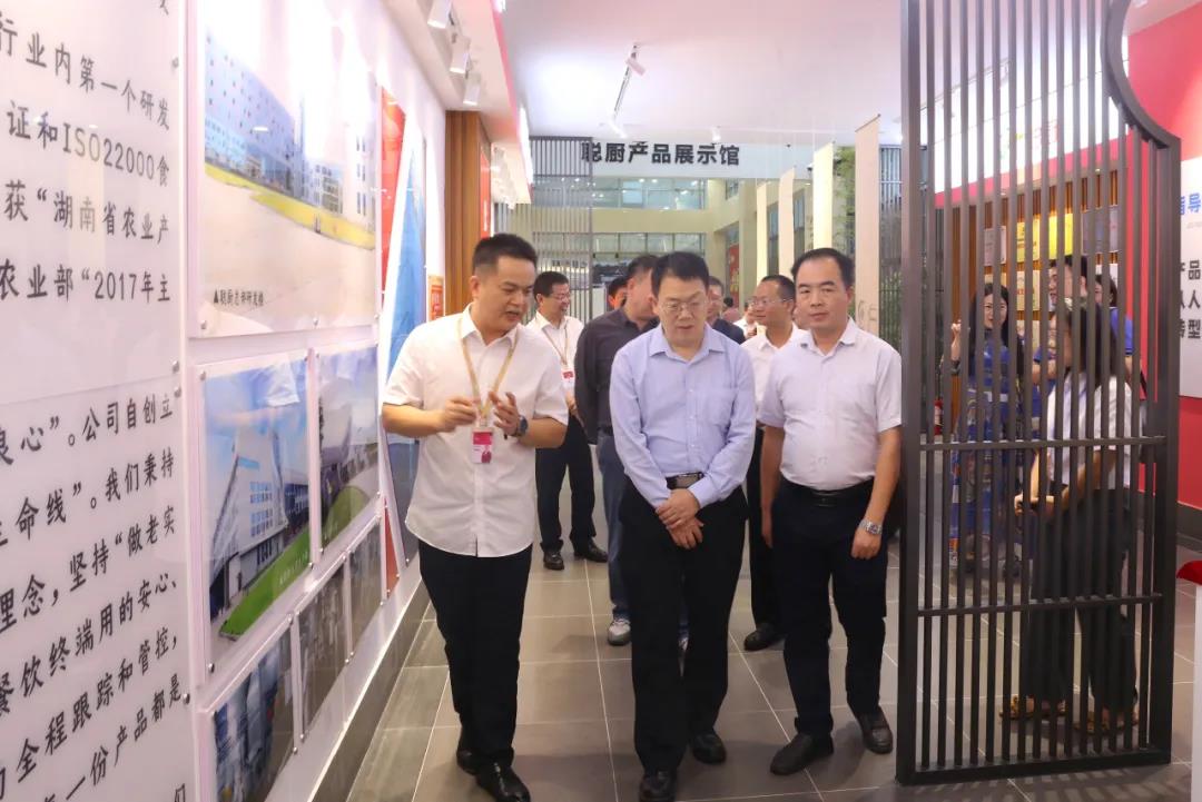 國(guó)家發(fā)改委副司長(zhǎng)邱天朝蒞臨聰廚調(diào)研指導(dǎo)工作 國(guó)家發(fā)改委副司長(zhǎng)邱天朝蒞臨聰廚調(diào)研指導(dǎo)工作