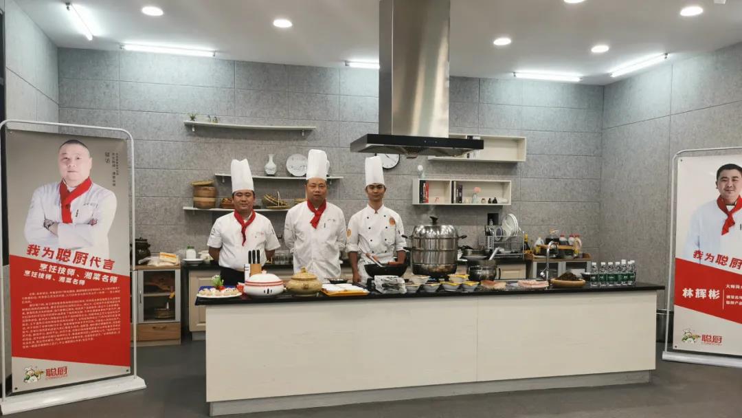 國(guó)家發(fā)改委副司長(zhǎng)邱天朝蒞臨聰廚調(diào)研指導(dǎo)工作 國(guó)家發(fā)改委副司長(zhǎng)邱天朝蒞臨聰廚調(diào)研指導(dǎo)工作